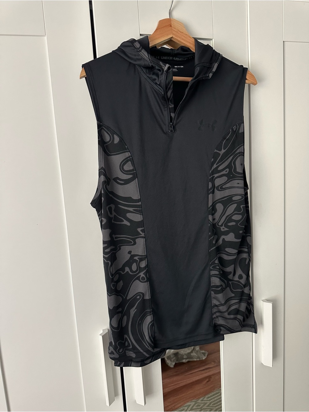 Under Armour Men’s Black Sleeveless Hoodie with Dark Gray Patterned Panels